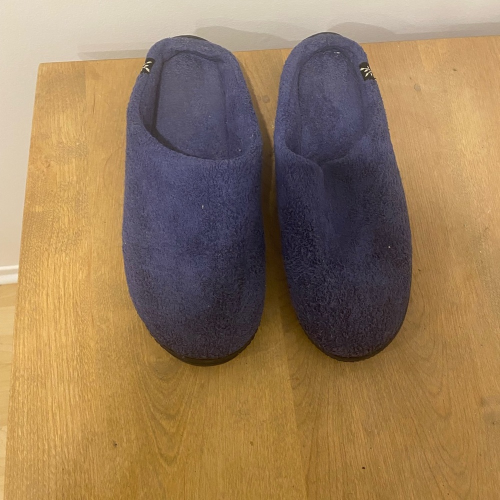 Isotoner men’s slippers size 9 – memory foam comfy house shoes